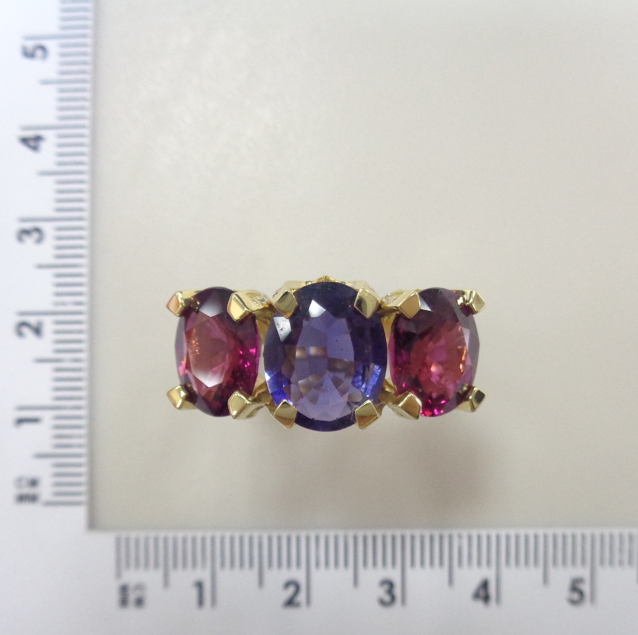 Кольцо из желтого золота с иолитом и родолитами